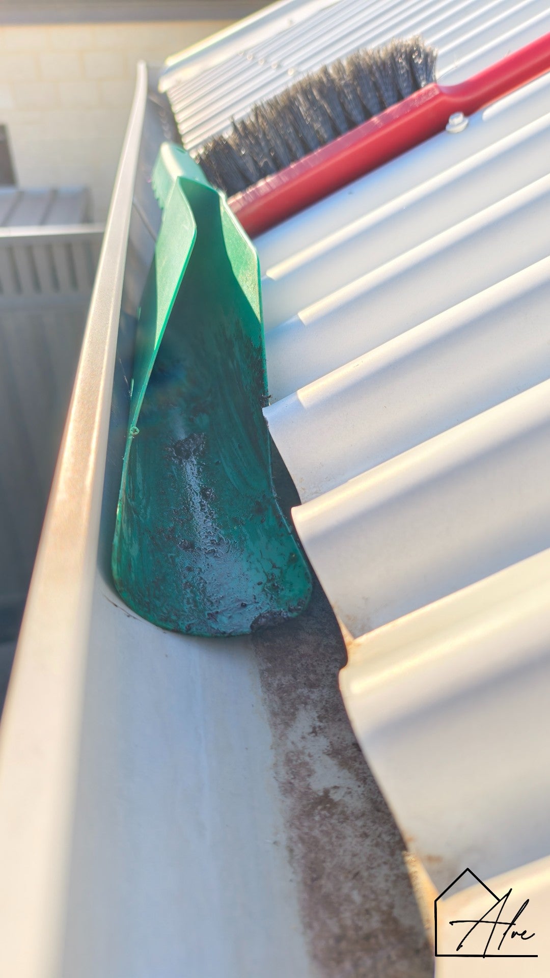 Small Scoop, Big Difference – Clean Gutters Without the Mess